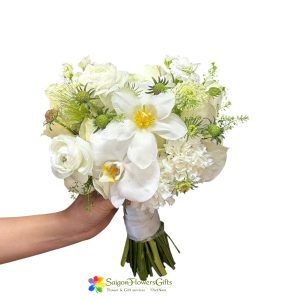 White flowers wedding bouquet