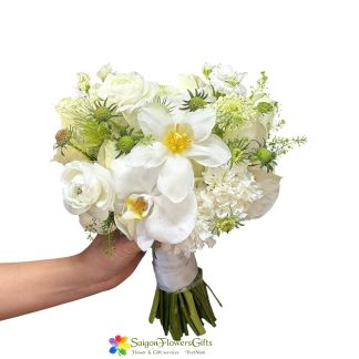 White flowers wedding bouquet