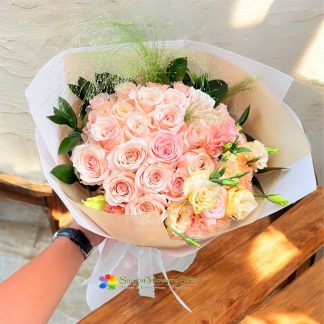 Beautiful mix of roses and lisianthus