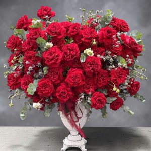 Elegent red rose vase