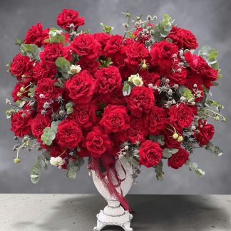 Elegent red rose vase