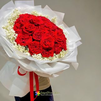 Luxurious red rose bouquet