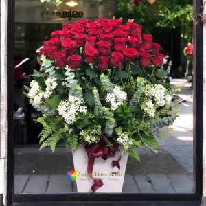 Order love flowers to Saigon delivery sameday