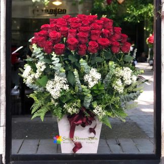 Order love flowers to Saigon delivery sameday