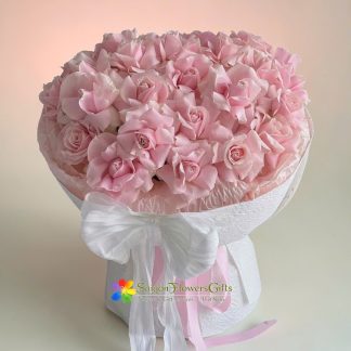 Pretty in pink in Saigon flower shop