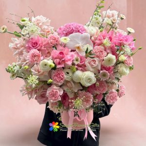 Sweet basket of roses to give to your girlfriend