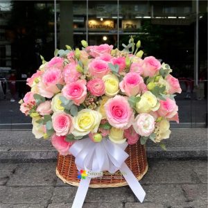 A combination of white roses and pink roses