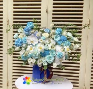 Blue flower basket as a gift for your boyfriend
