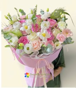 Mixed color bouquet at Saigon flower shop