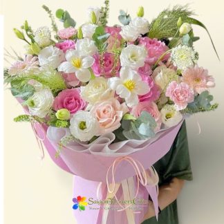 mixed-color bouquet at Saigon flower shop