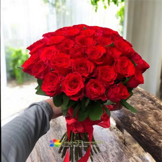 simple red rose bouquet