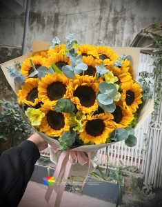 Vibrant bouquet of sunflowers